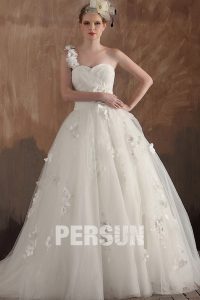 robe de mariée princesse asymétrique orné de pétales