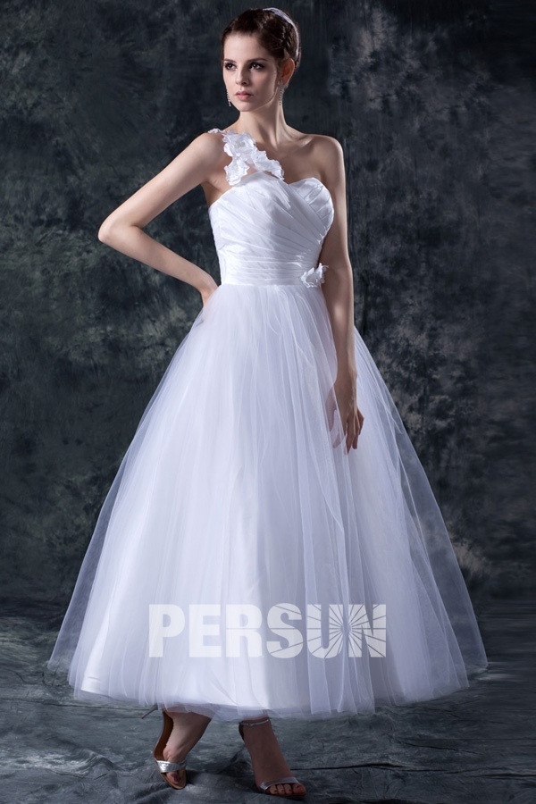 robe de mariée asymétrique princesse orné de fleurs en tulle