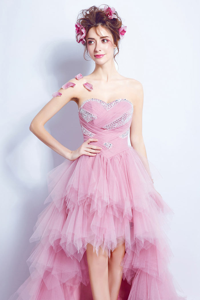 robe de mariée rose courte devant longue derrière bustier coeur embelli de strass jupe évasée