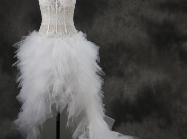 robe de mariée sexy courte devant longue derrière bustier orné de plumes avec jeu de transparence de persun