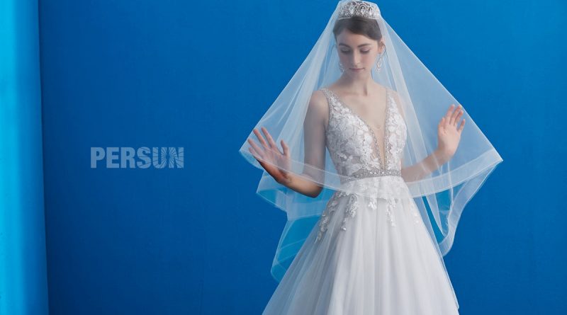 robe de mariée sexy col v plongeant en dentelle appliqué embelli de perles