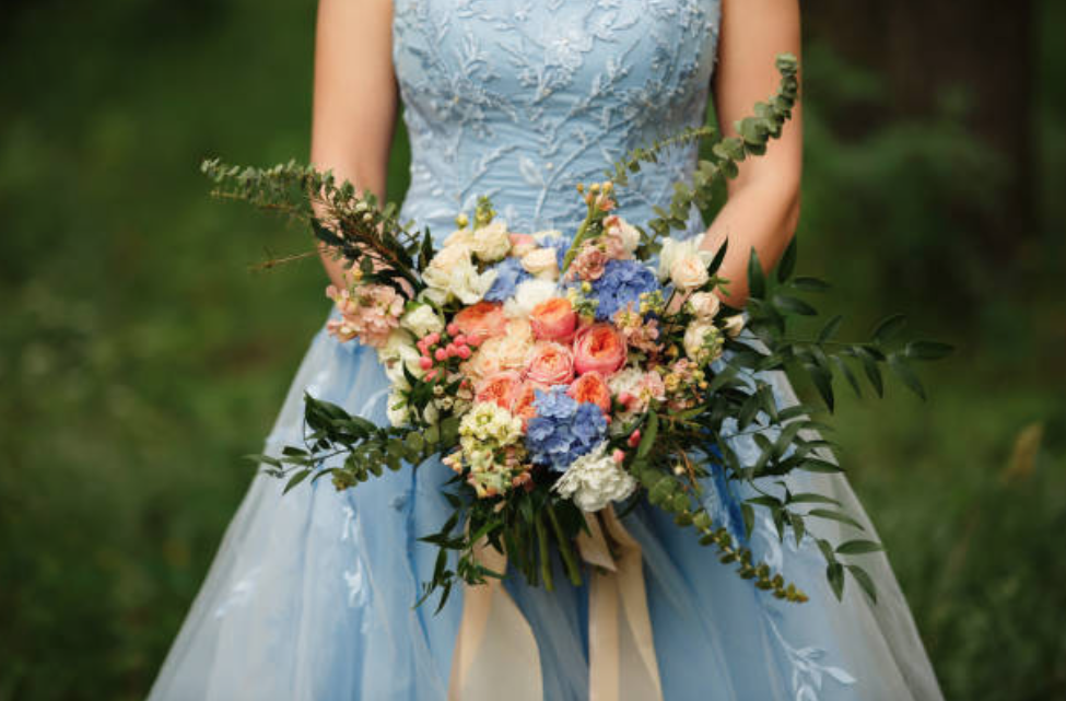 robe de mariée bleu en dentelle guipure