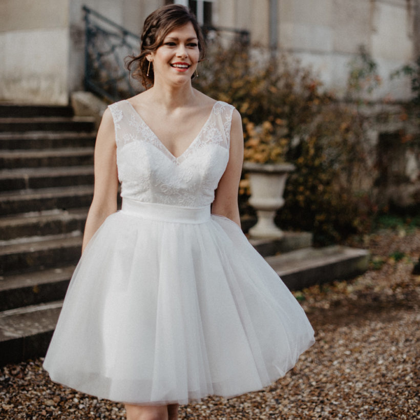 robe mariée courte col v en dentelle florale