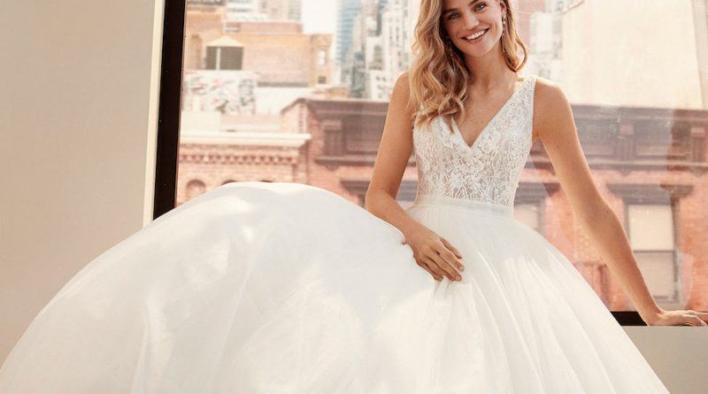 robe de mariée haut en dentelle encolure en V et jupe en tulle
