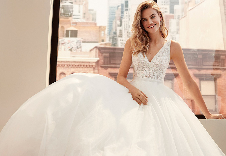 robe de mariée haut en dentelle encolure en V et jupe en tulle