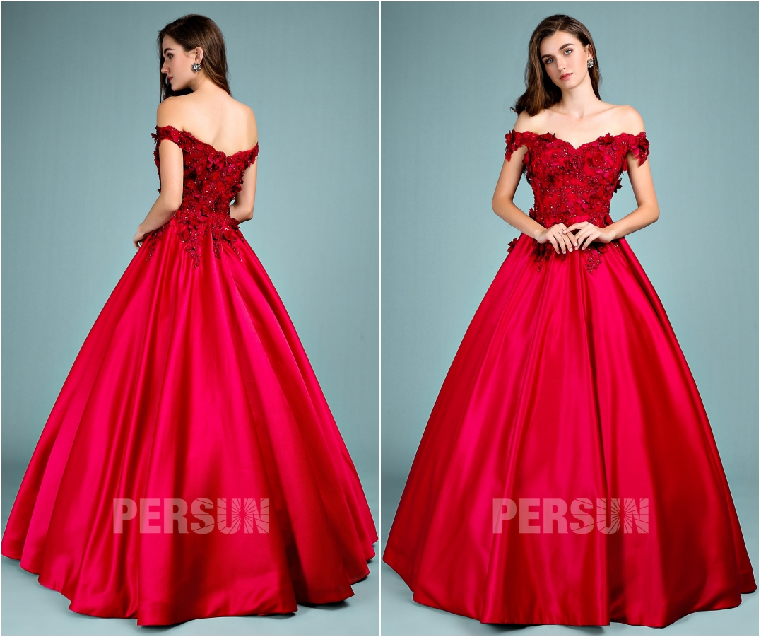 robe de mariée rouge princesse épaule dénudé embelli de strass et fleurs