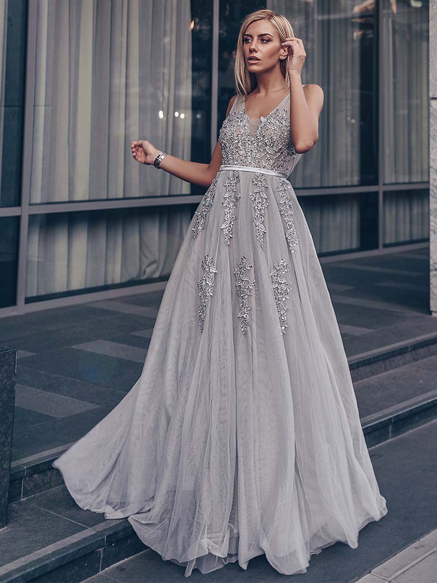 robe de soirée grise longue col v en dentelle appliquée 