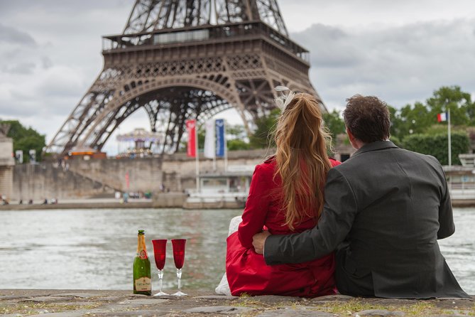 Cérémonie de renouvellement des vœux de mariage à la tour Eiffel à Paris