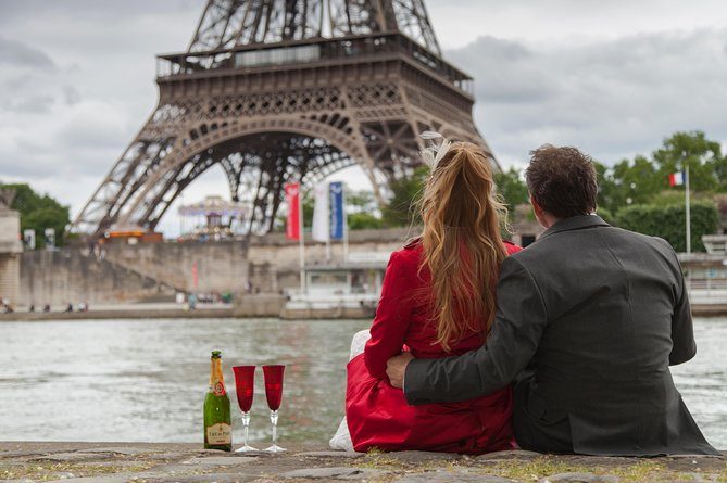 Cérémonie de renouvellement des vœux de mariage à la tour Eiffel à Paris