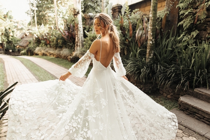 robe de mariée sexy bohème en dentelle florale dos nu avec manche évasée