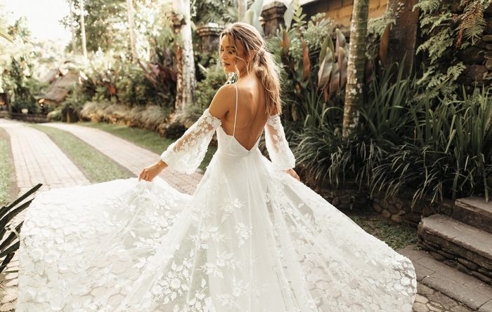 robe de mariée sexy bohème en dentelle florale dos nu avec manche évasée