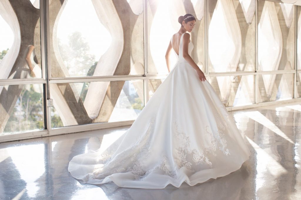 robe de mariée princesse 2021 dos nu bordé de dentelle florale