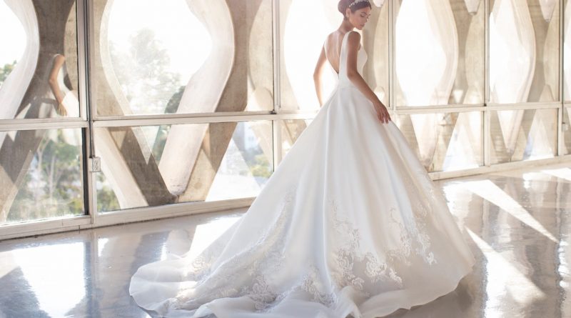 robe de mariée princesse 2021 dos nu bordé de dentelle florale