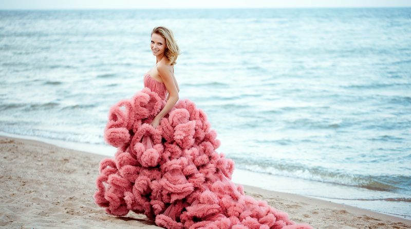 robe de mariée rose bustier jupe froufrou fantaisie