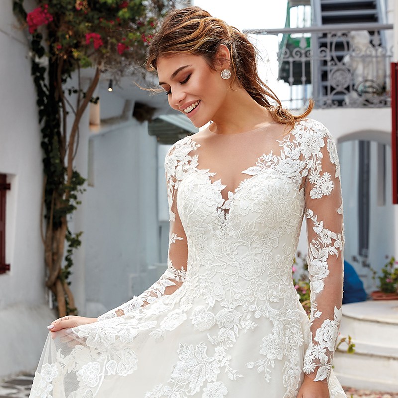 robe de mariée col v en dentelle appliquée avec manche longue