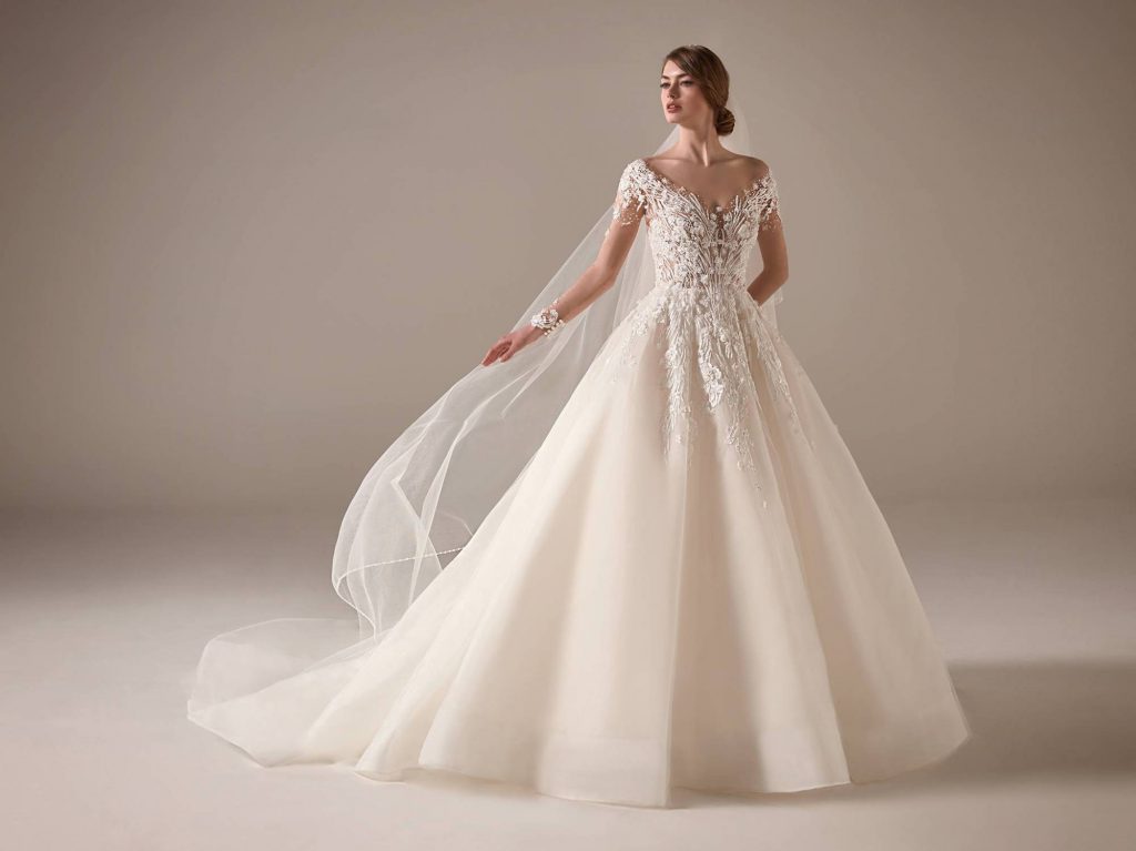 robe de mariée princesse en dentelle appliquée