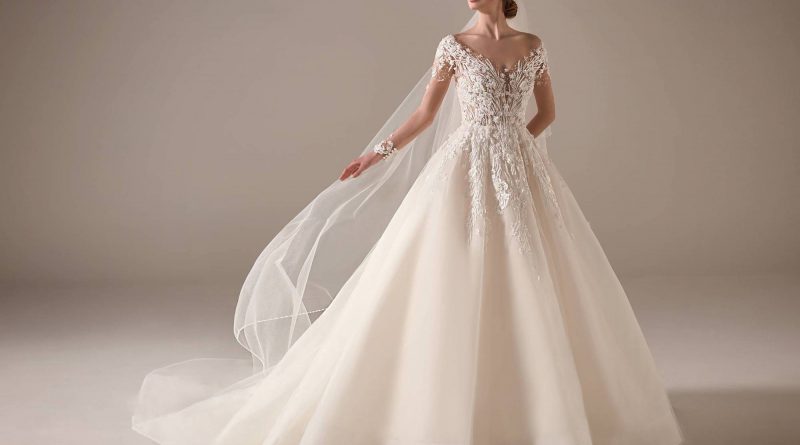 robe de mariée princesse en dentelle appliquée