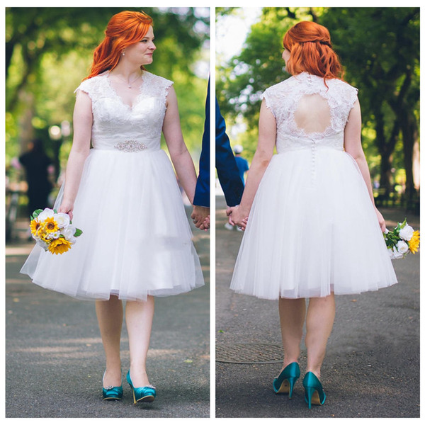 robe de mariée grande taille courte en dentelle à dos découpé