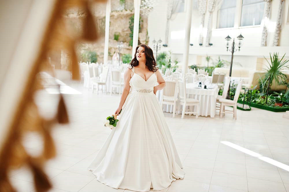 robe de mariée grande taille col v taille ornée de bijoux