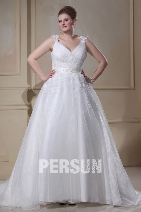 Robe mariée grande taille bustier drapé ornée de perles