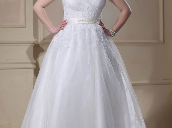 Robe mariée grande taille bustier drapé ornée de perles