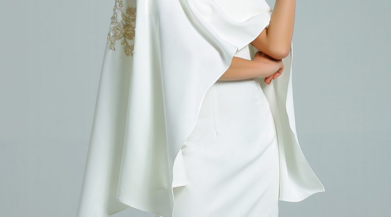 Robe de cocktail blanche fourreau avec cape