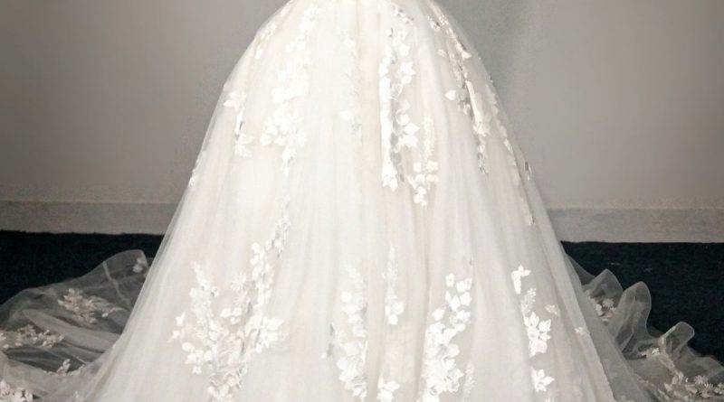 Robe de mariée princesse bustier coeur ornée de fleurs 3